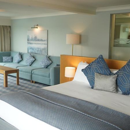 De Vere Cotswold Water Park South Cerney Esterno foto