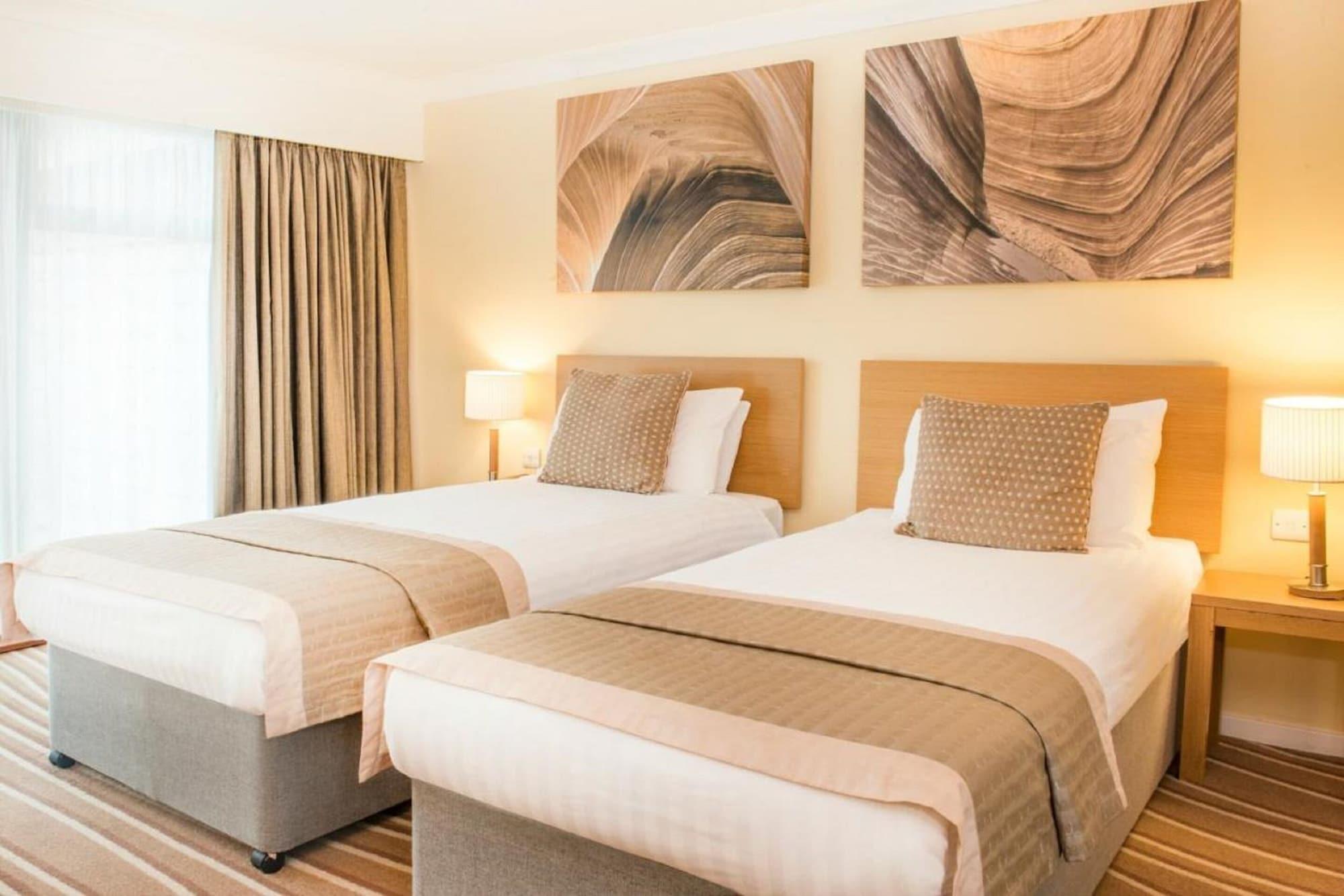 De Vere Cotswold Water Park South Cerney Esterno foto