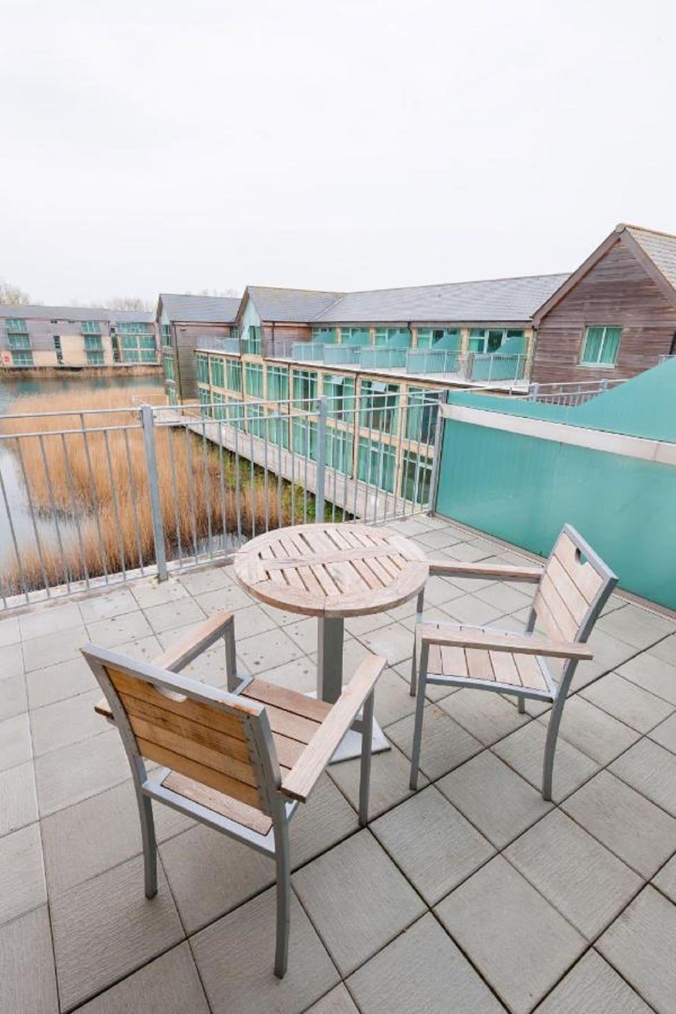 De Vere Cotswold Water Park South Cerney Esterno foto