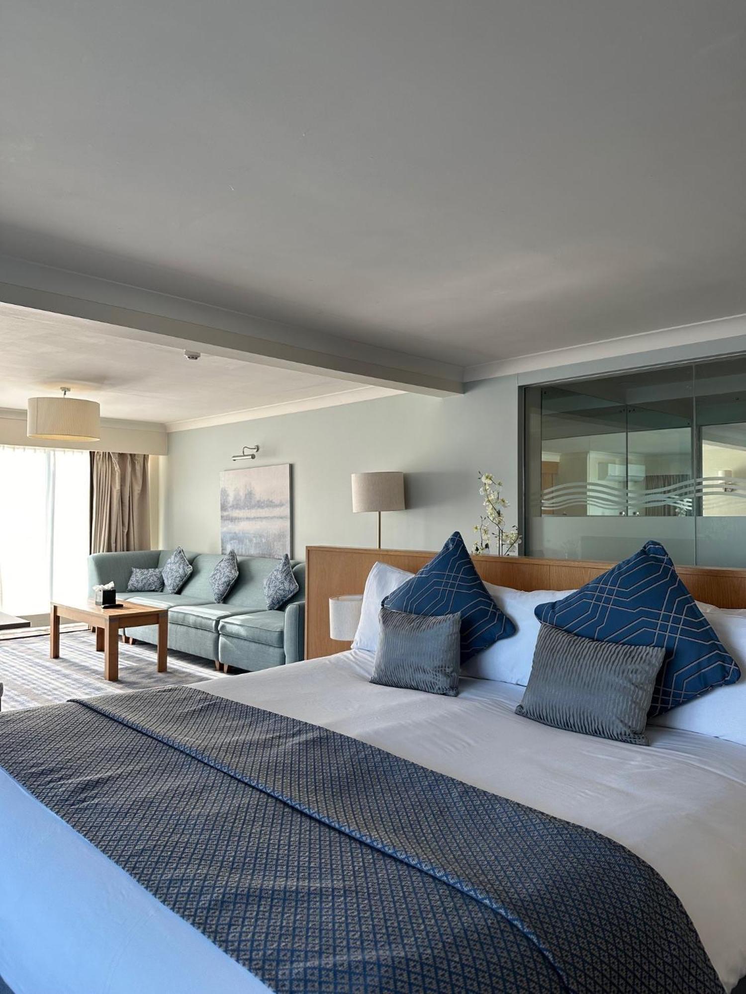 De Vere Cotswold Water Park South Cerney Esterno foto