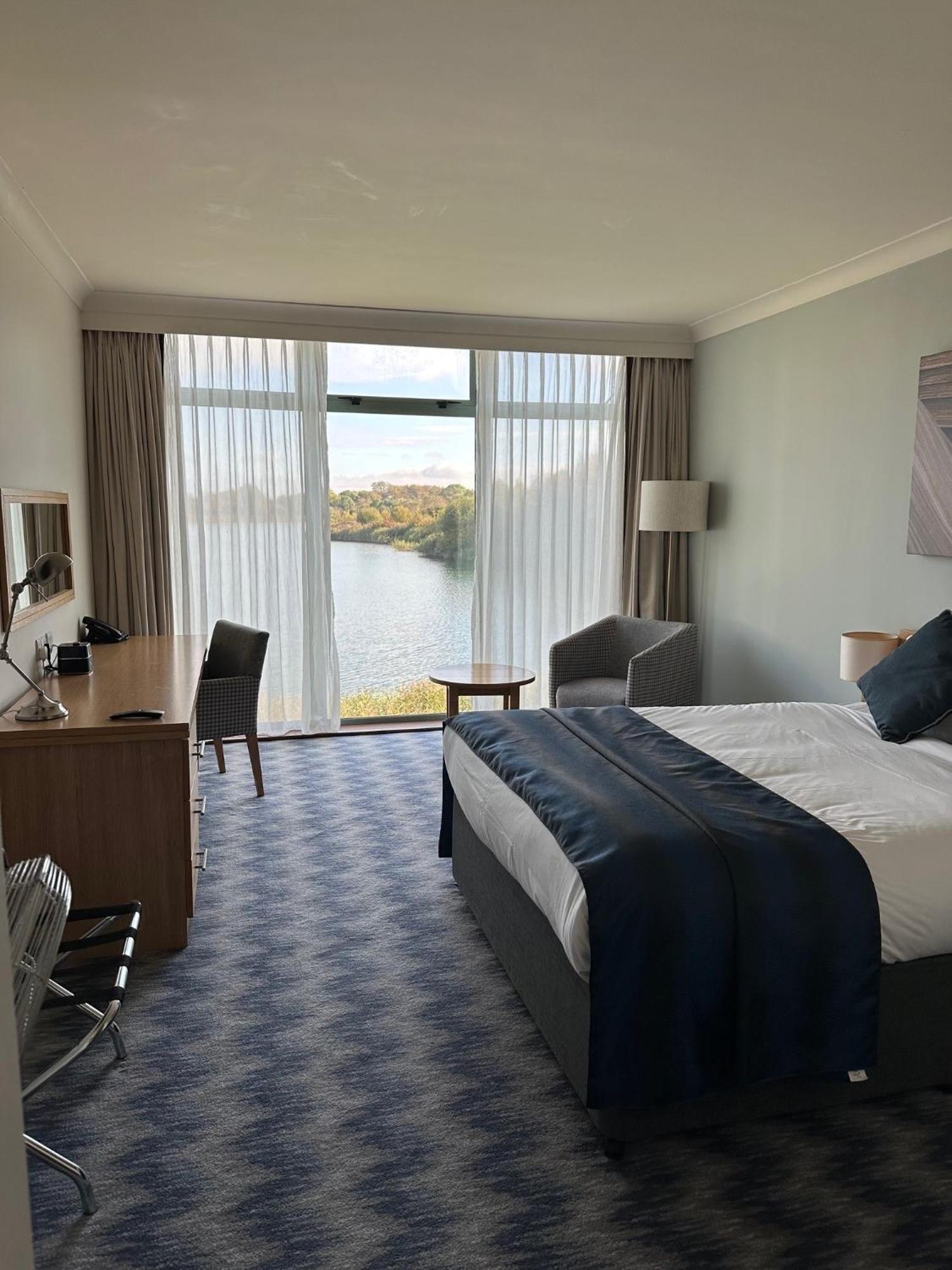 De Vere Cotswold Water Park South Cerney Esterno foto