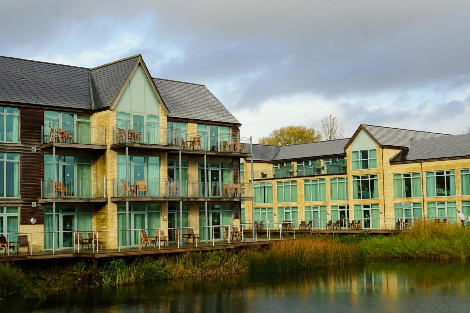 De Vere Cotswold Water Park South Cerney Esterno foto