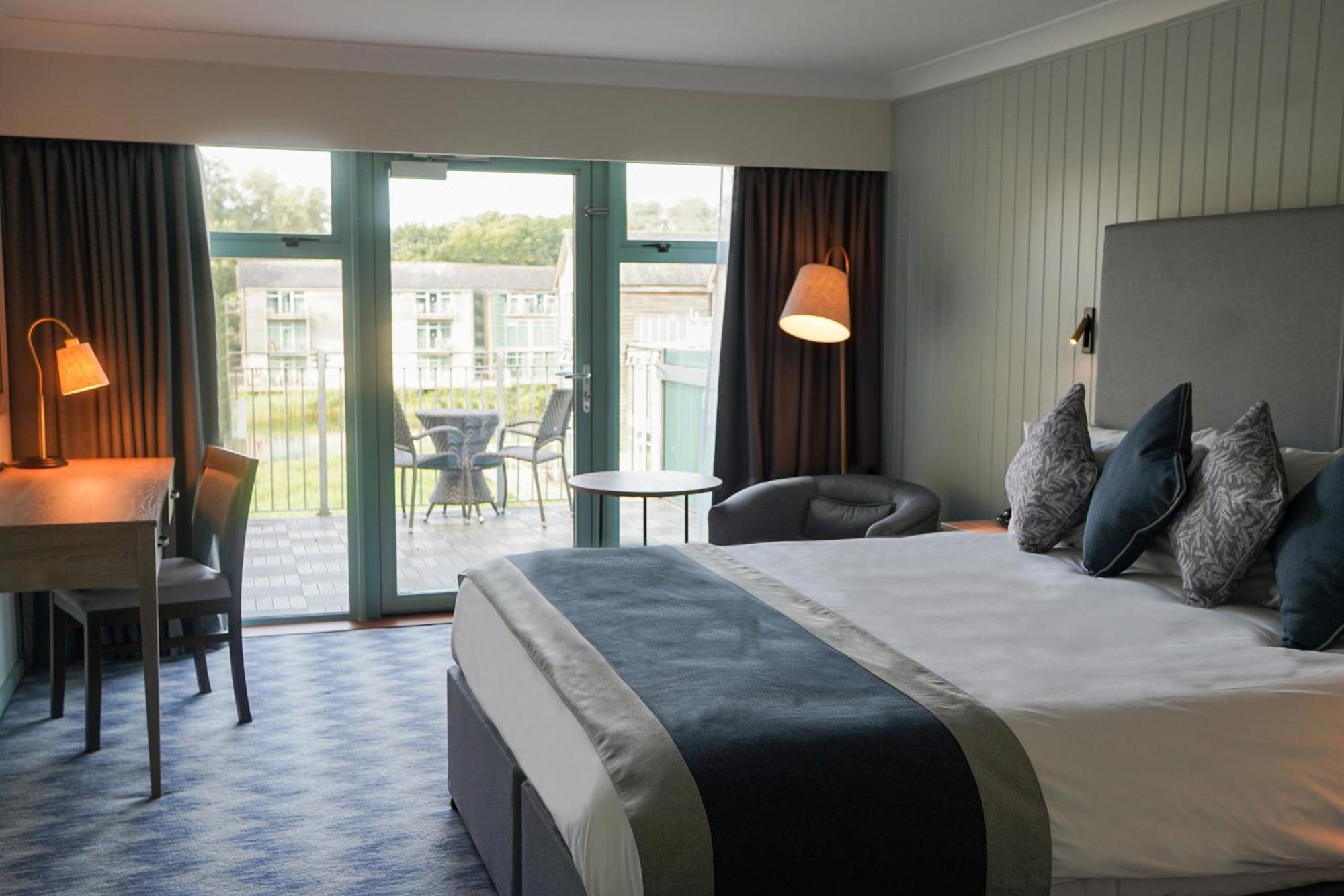De Vere Cotswold Water Park South Cerney Esterno foto