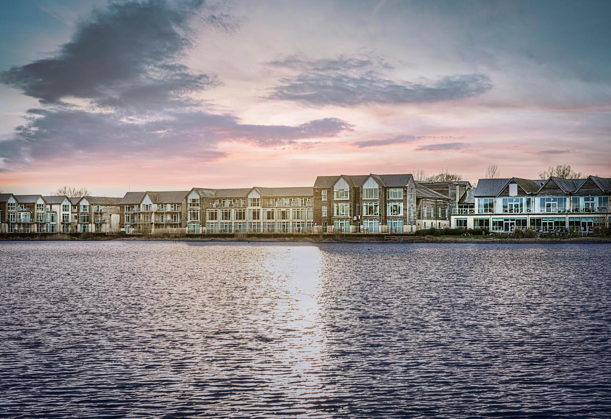 De Vere Cotswold Water Park South Cerney Esterno foto