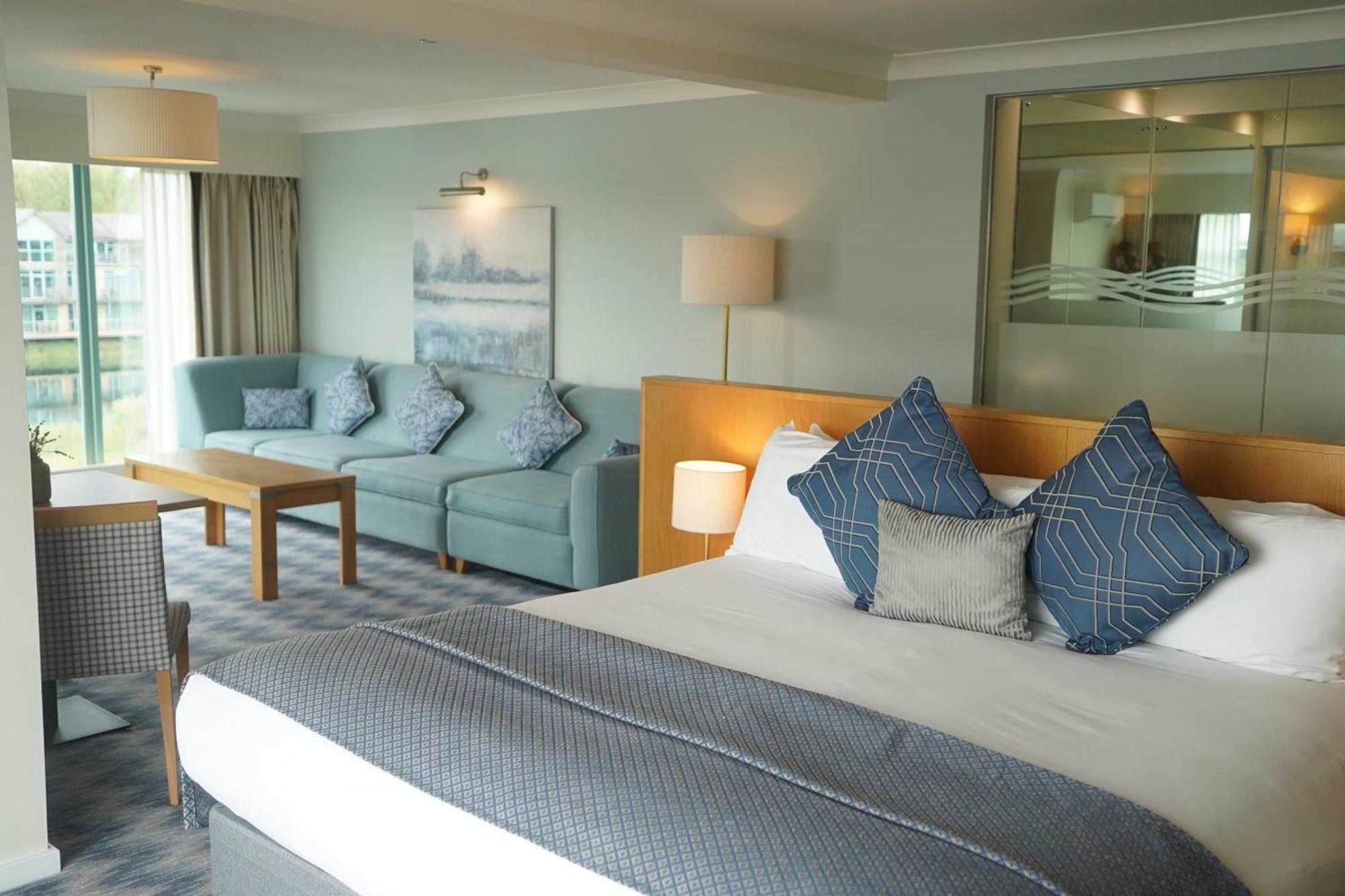 De Vere Cotswold Water Park South Cerney Esterno foto