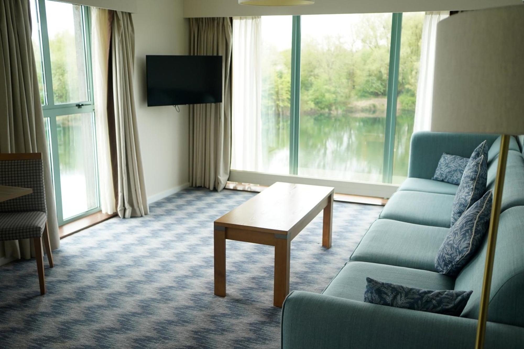 De Vere Cotswold Water Park South Cerney Esterno foto