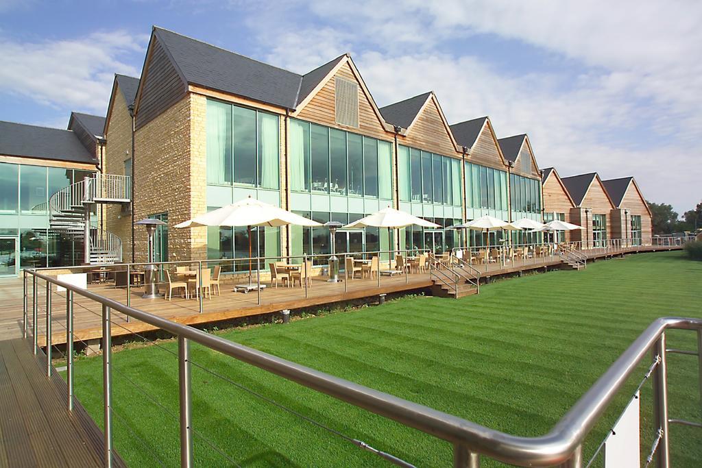 De Vere Cotswold Water Park South Cerney Esterno foto