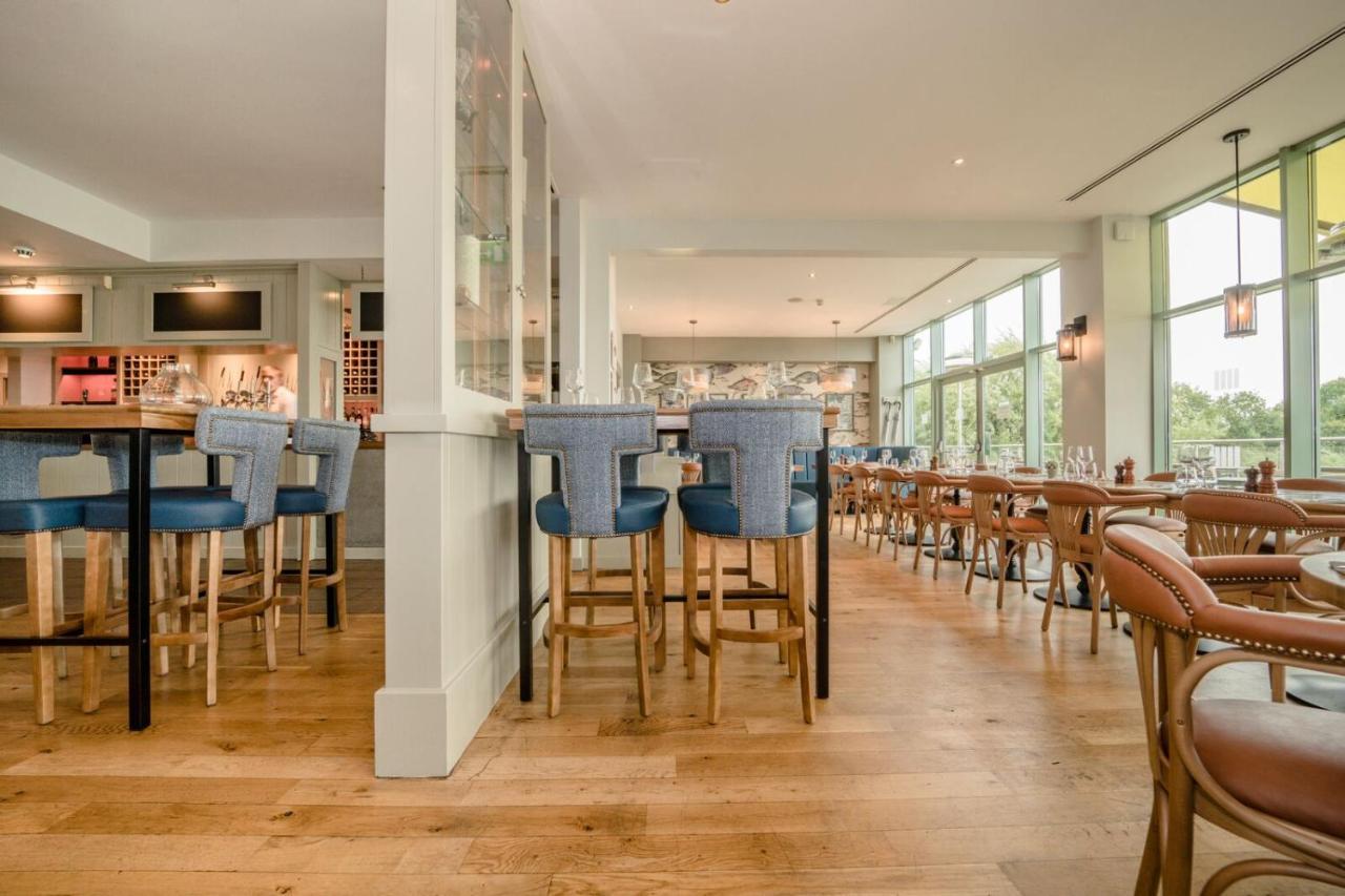 De Vere Cotswold Water Park South Cerney Esterno foto