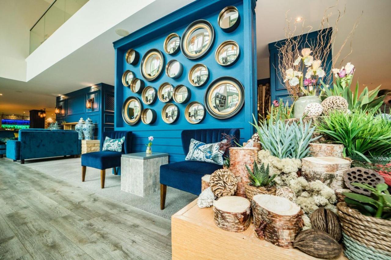 De Vere Cotswold Water Park South Cerney Esterno foto